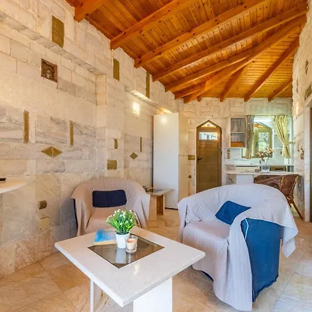 Paco's Luxury 18 Apartman Oziász