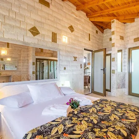 Apartment Paco's Luxury 18 Ozias